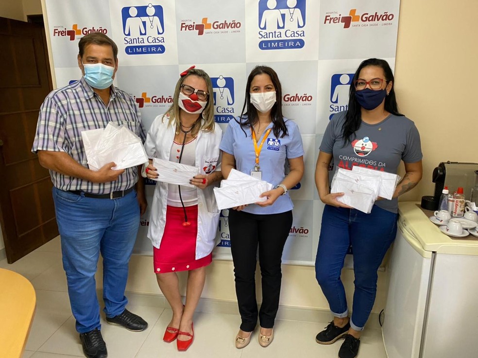 Voluntárias entregam 1.300 cartas em homenagem a profissionais de saúde e 'vale visita' para pacientes da Santa Casa de Limeira